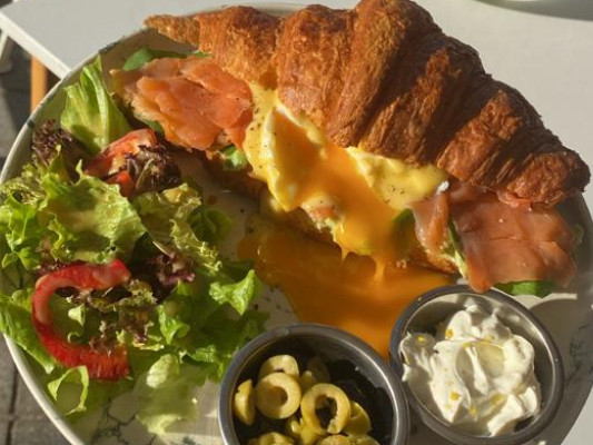 Smoke Salmon Croissant